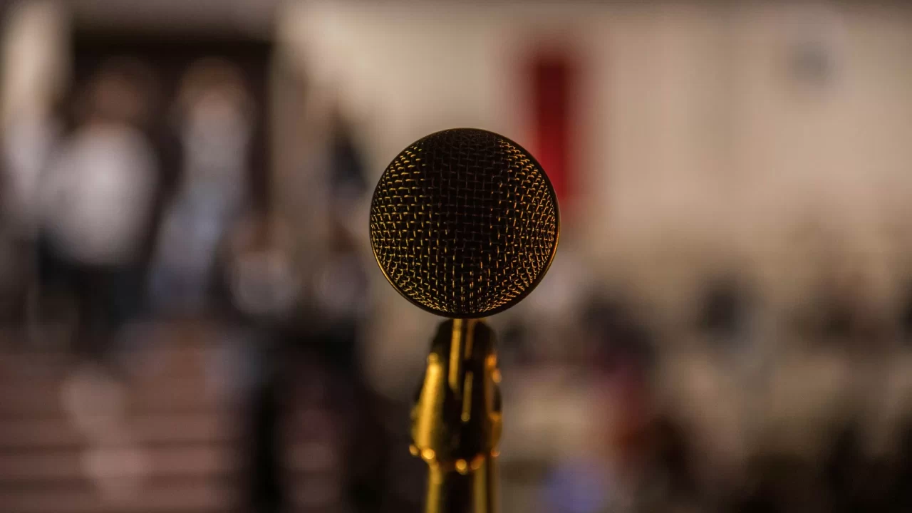 真鍮色マイクの選択焦点撮影