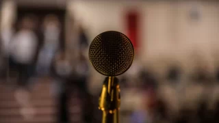 真鍮色マイクの選択焦点撮影