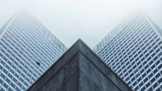 超高層ビルのローアングル写真